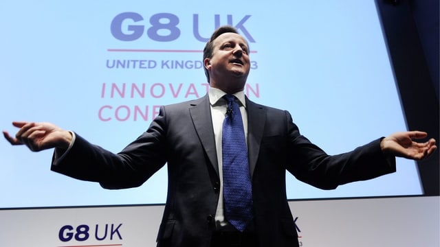 Cameron die Arme ausbreitend. Cameron die Arme ausbreitend.