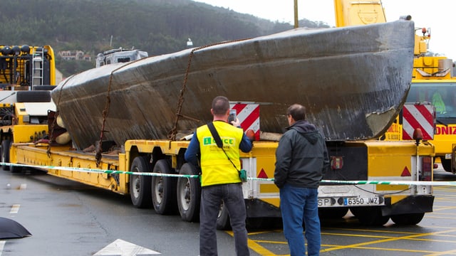 Die spanische Küstenwache entdeckte am 27. November 2019 ein Narco-U-Boot in der Mündung des Flusses Aldan. Es war drei Tage zuvor gesunken und hatte vermutlich drei Tonnen Kokain transportiert. Die spanische Küstenwache entdeckte am 27. November 2019 ein Narco-U-Boot in der Mündung des Flusses Aldan. Es war drei Tage zuvor gesunken und hatte vermutlich drei Tonnen Kokain transportiert.