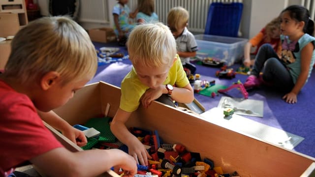 Kinder spielen im Kindergarten. Kinder spielen im Kindergarten.