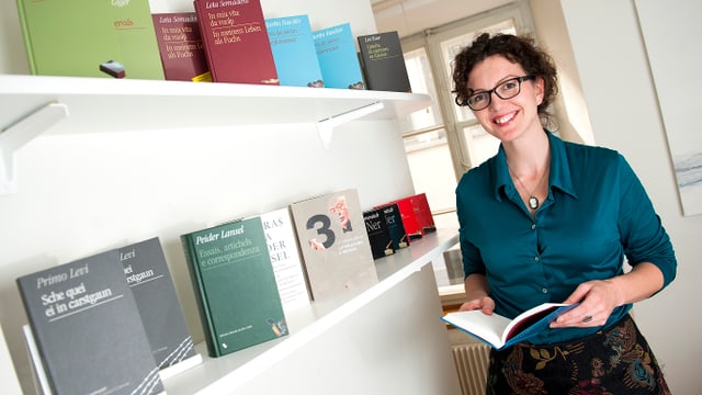 Anita Capaul in den Räumen des Verlages «Chasa Editura» Anita Capaul in den Räumen des Verlages «Chasa Editura»