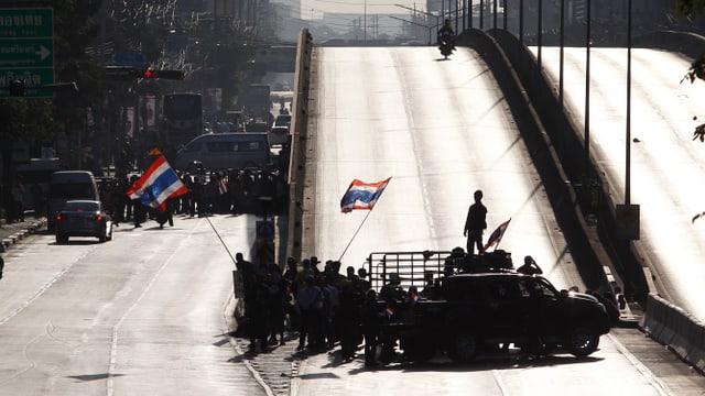 Strassenblockade von Demonstranten, die Strasse ist leer Strassenblockade von Demonstranten, die Strasse ist leer