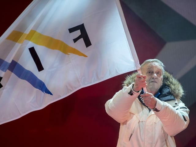 FIS-Präsident Gian-Franco Kasper schwenkt Fahne. FIS-Präsident Gian-Franco Kasper schwenkt Fahne.