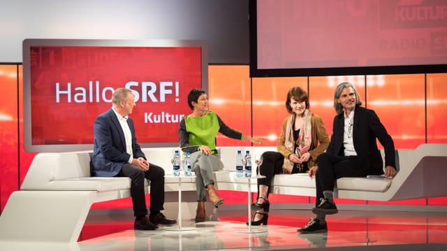 Die Expertenrunde: Joachim Salau (links) vom Musikprogramm Radio SRF 2 Kultur, Moderatorin Monika Schärer, Barbara Gysi, Programmleiterin Kultur, und Stefan Charles, Abteilungsleiter Kultur.