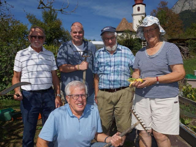 Gruppenbild mit fünf Menschen in einem Garten.