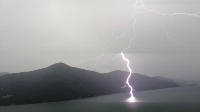 Ein Blitz schlägt in den Lago Maggiore. Ein Blitz schlägt in den Lago Maggiore.