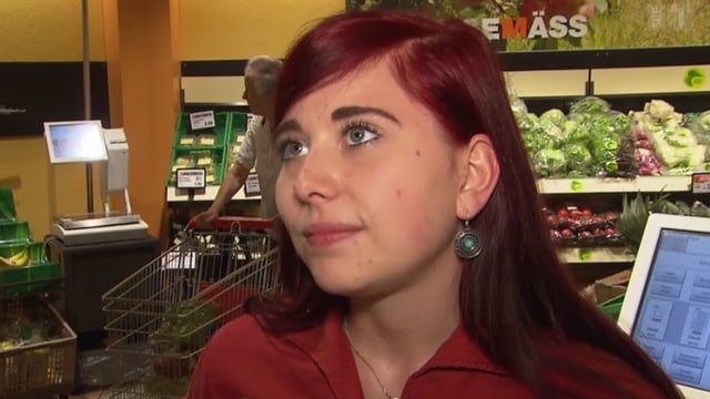 Samira Galbucci in einer Gemüseabteilung der Migros Samira Galbucci in einer Gemüseabteilung der Migros