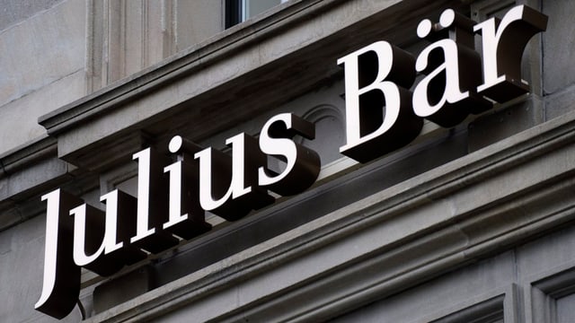Schriftzug Julius Bär am Bankgebäude Schriftzug Julius Bär am Bankgebäude