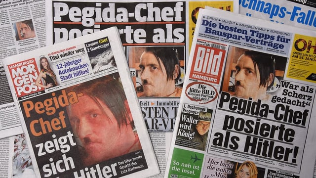 Zeitungen mit Lutz Bachmanns Hitler-Auftritt auf der Front. Zeitungen mit Lutz Bachmanns Hitler-Auftritt auf der Front.