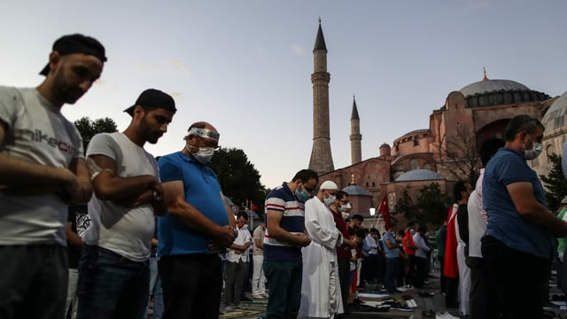 Unterstützer des Entscheids halten ihr Freitagsgebet auf dem Vorplatz der Hagia Sophia ab. Unterstützer des Entscheids halten ihr Freitagsgebet auf dem Vorplatz der Hagia Sophia ab.