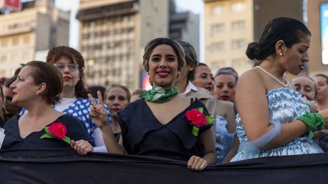 Frauen feiern in Buenos Aires im Evita-Kostüm den 100. Geburtstag der First Lady. Frauen feiern in Buenos Aires im Evita-Kostüm den 100. Geburtstag der First Lady.