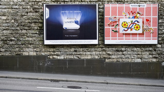 Plakatwerbung an Strasse. Plakatwerbung an Strasse.