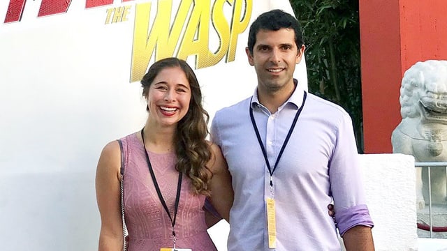 Ein Mann und eine Frau posieren auf dem roten Teppich. Hinter ihnen eine Säule mit dem Schriftzug "Ant-Man and the Wasp". Ein Mann und eine Frau posieren auf dem roten Teppich. Hinter ihnen eine Säule mit dem Schriftzug "Ant-Man and the Wasp".