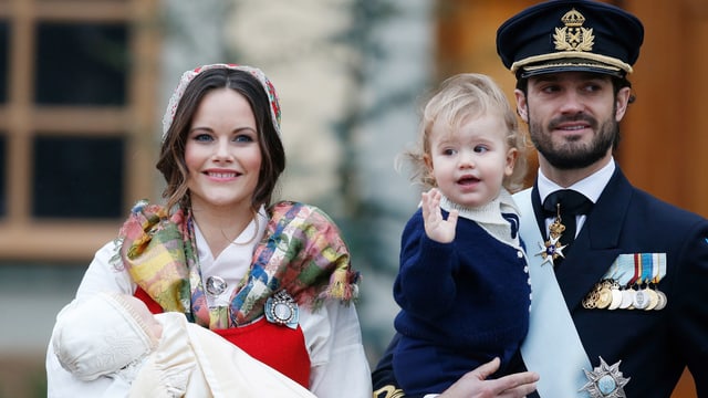 Die Familie von Prinz Carl Philipp posiert an der Taufe von Gabriel Die Familie von Prinz Carl Philipp posiert an der Taufe von Gabriel