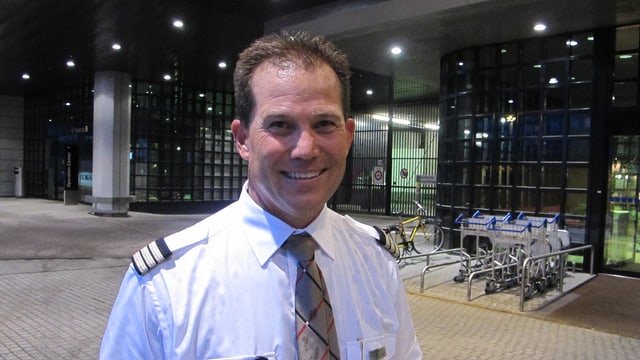 Mann in Piloten-Uniform. Mann in Piloten-Uniform.