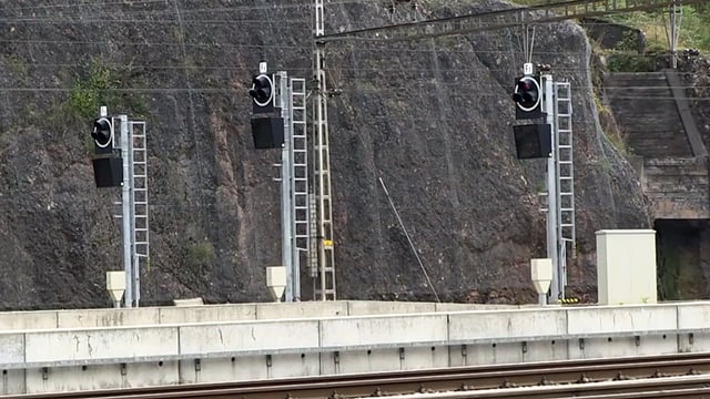 Signalanlagen an Masten am Bahngleis. Signalanlagen an Masten am Bahngleis.