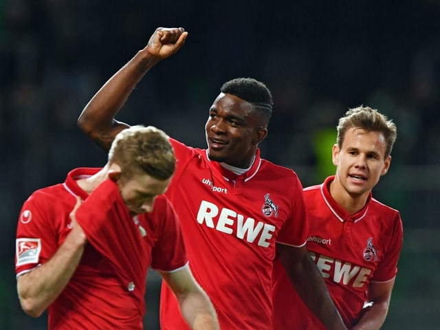 Jhon Cordoba jubelt mit Teamkollegen. Jhon Cordoba jubelt mit Teamkollegen.
