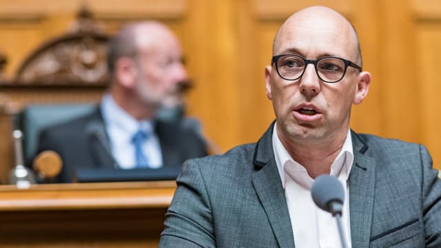 Mann mit Glatze und Brille am Mikrofon. Mann mit Glatze und Brille am Mikrofon.