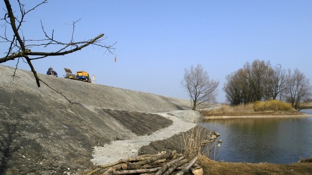 Ein hoher Damm an einem Fluss. Ein hoher Damm an einem Fluss.