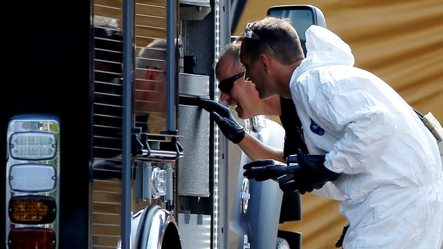 Fahnder des FBI untersuchen einen Wagen am Tatort in Orlando. Fahnder des FBI untersuchen einen Wagen am Tatort in Orlando.