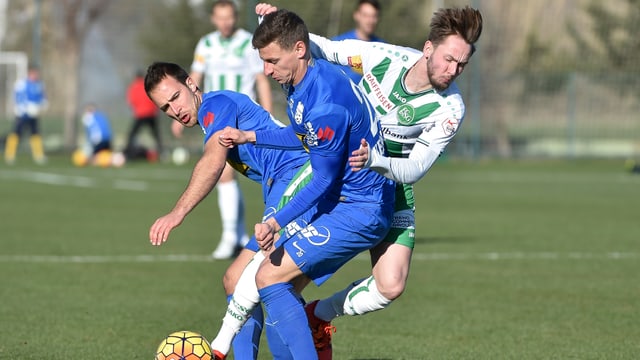 Fussballspieler im Zweikampf. Fussballspieler im Zweikampf.