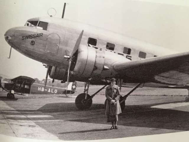 Frau vor Flugzeug