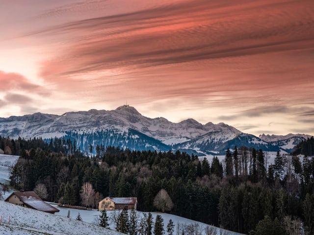 Der Morgen begrüsst uns mit einem besonderen Morgerot (Rosarot) über dem Säntis. Herisau/AR