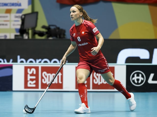 Brigitte Mischler beim Unihockey-Spiel Brigitte Mischler beim Unihockey-Spiel