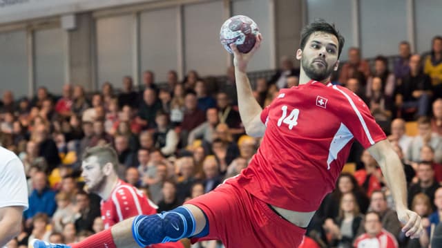 Lukas Deschwanden wirft den Ball im Sprung. Lukas Deschwanden wirft den Ball im Sprung.