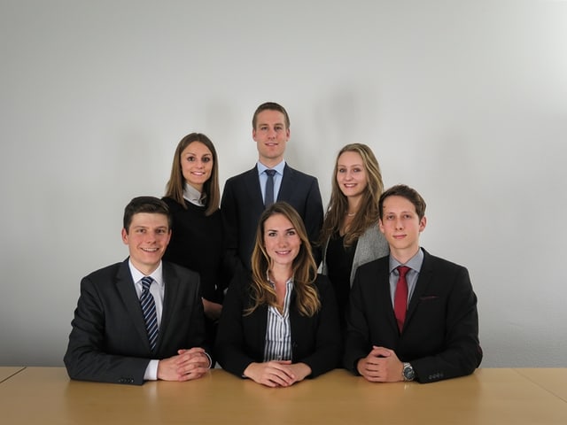 (hinten v.l.n.r.) Lea Gerber, David Möckli, Simone Wittwer; (vorn v.l.n.r.) Florian Jäger, Manu Ferro und Hannes Latzel (hinten v.l.n.r.) Lea Gerber, David Möckli, Simone Wittwer; (vorn v.l.n.r.) Florian Jäger, Manu Ferro und Hannes Latzel