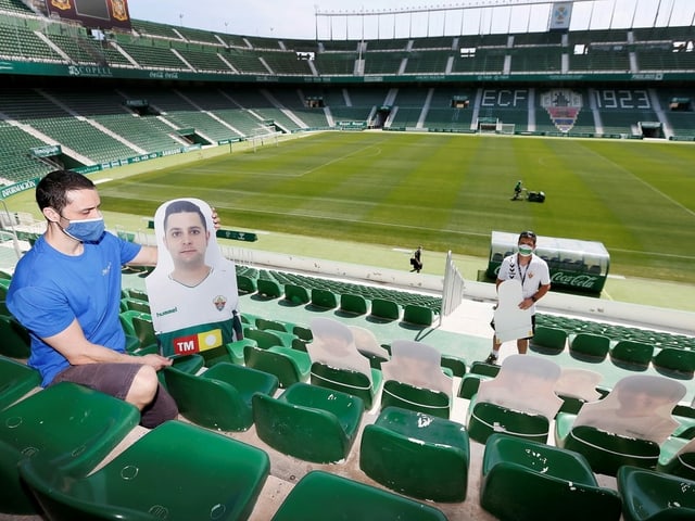 Für die TV-Zuschauer wurde in puncto Stadion-Atmosphäre bereits vorgesorgt. Auf Wunsch können sie massstabsgetreue Bilder von Fans in Trikots des Heimteams und Zuschauer-Geräusche einspielen lassen. Die Geräusche werden vom US-Videospielentwickler EA Sport bereitgestellt.