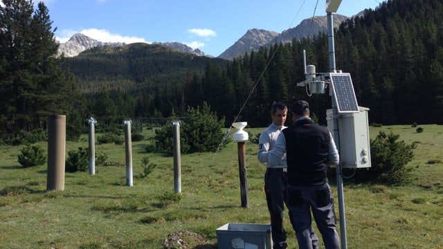 Dus ummens tar la staziun meteorologica en vischinanza da l'Alp Stabelchod.