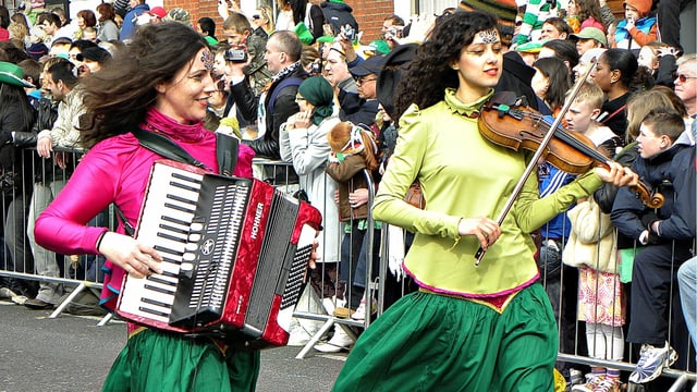 Zwei Frauen musizieren auf der Strasse Zwei Frauen musizieren auf der Strasse