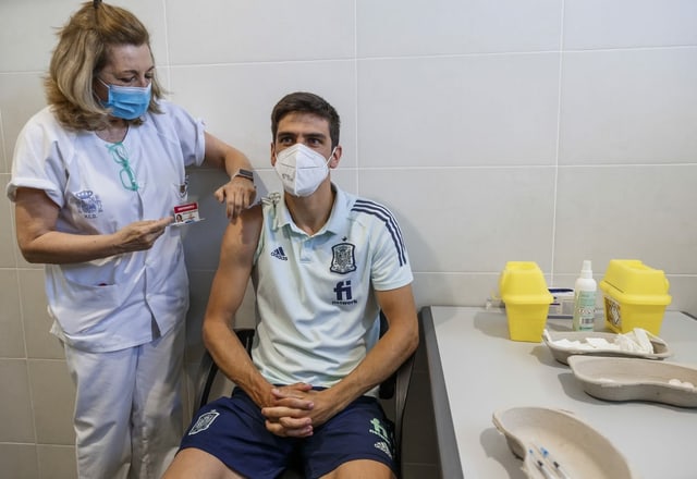 Stürmer Gerard Moreno wird geimpft. 