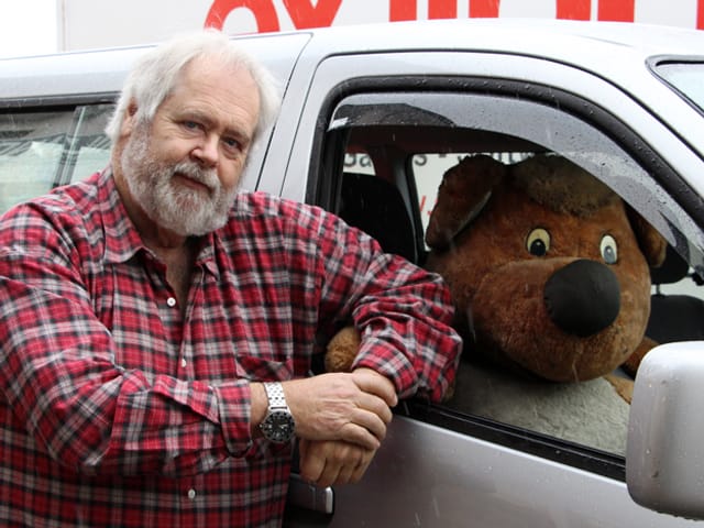 Reini Debrunner neben dem Teddybär.
