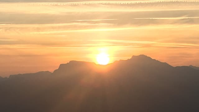Sonnenaufgang mit Scheierwolken. Sonnenaufgang mit Scheierwolken.