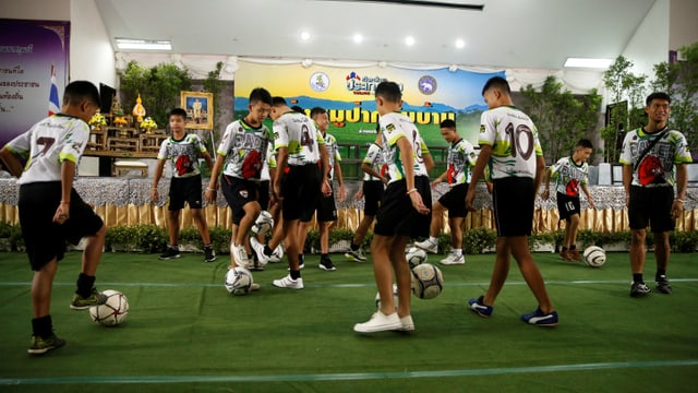 Die Fussballmannschaft dribbelt an der Medienkonferenz. Die Fussballmannschaft dribbelt an der Medienkonferenz.