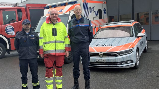 Die drei Einsatzleiter vor Polizei-, Rettungs-und Feuerwehrfahrzeugen Die drei Einsatzleiter vor Polizei-, Rettungs-und Feuerwehrfahrzeugen