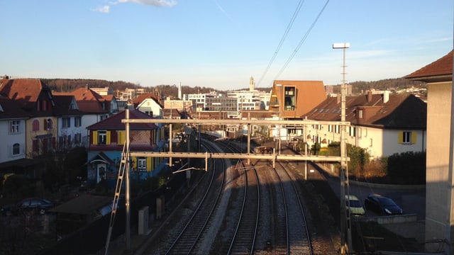 Bahngleise, verschiedene Häuser im Hintergrund. Bahngleise, verschiedene Häuser im Hintergrund.