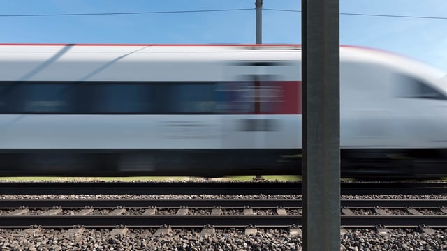 Zug vorbeifahrend Zug vorbeifahrend