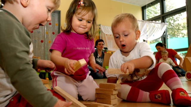 Kinder beim Spielen in einem Raum Kinder beim Spielen in einem Raum