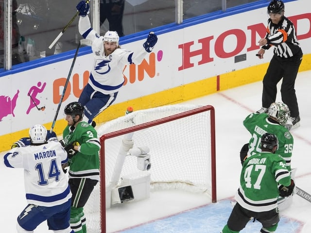 Steven Stamkos (oben) trifft zum 2:0 gegen Dallas. Steven Stamkos (oben) trifft zum 2:0 gegen Dallas.