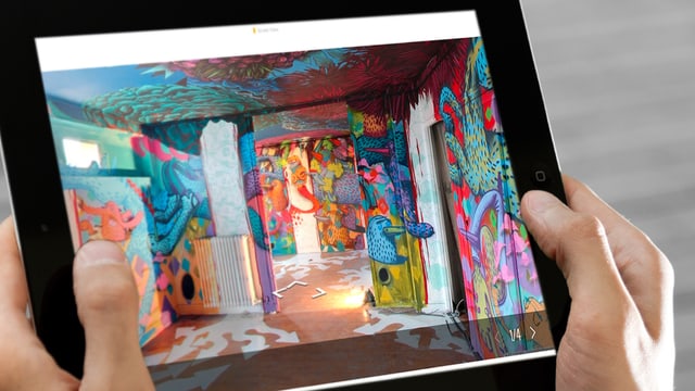 Man sieht den Tour 13 in Paris auf einem Tablet. Die Wände sind mit Graffitis bemalt. Man sieht den Tour 13 in Paris auf einem Tablet. Die Wände sind mit Graffitis bemalt.