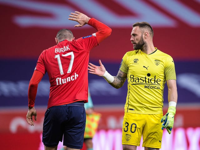 Lilles Burak Yilmaz verweigert Nimes' Baptiste Reynet den Handschlag.
