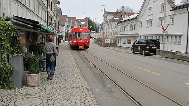 Appenzeller Bahn fährt durch das Dorf. Appenzeller Bahn fährt durch das Dorf.