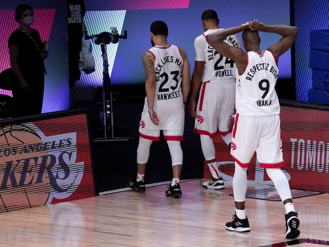Die Spieler von Toronto laufen vom Feld Die Spieler von Toronto laufen vom Feld