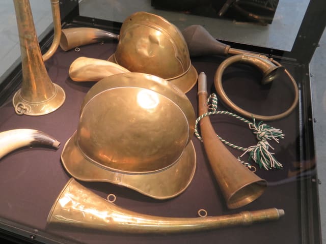 Alte goldene Helme der früheren Feuerwehr.