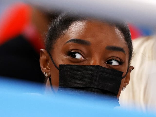 Simone Biles mit Maske. Simone Biles mit Maske.