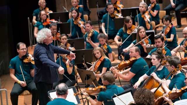 Sir Simon Rattle musiziert zusammen mit den Berliner Philharmonikern und Laienmusikern Sir Simon Rattle musiziert zusammen mit den Berliner Philharmonikern und Laienmusikern