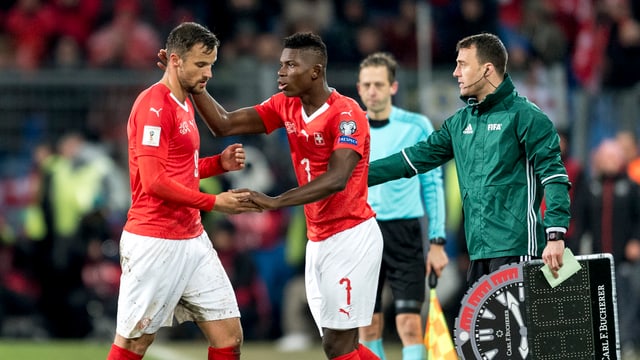 Embolo versuchte Seferovic zu trösten. Embolo versuchte Seferovic zu trösten.