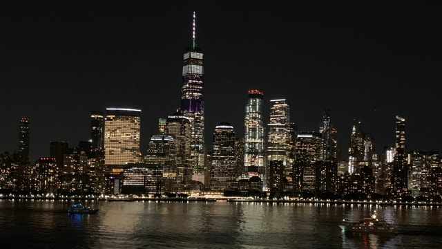 Blick auf die nächtliche Skyline von New York. Blick auf die nächtliche Skyline von New York.